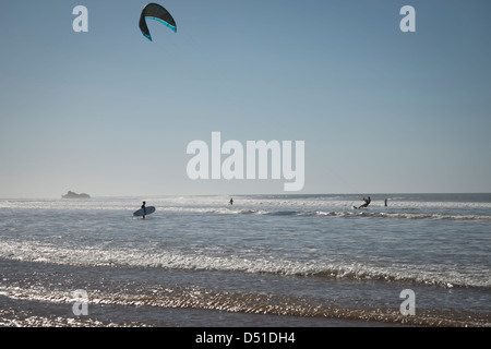 Kite Boarder und Surfer am Strand von Essaouira, Marokko. Stockfoto