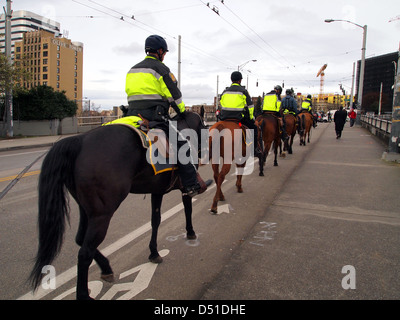 Seattle Polizei-Abteilung Offiziere auf Pferde an einem Anti montiert Polizei Demo in Seattle, Washington, USA Stockfoto