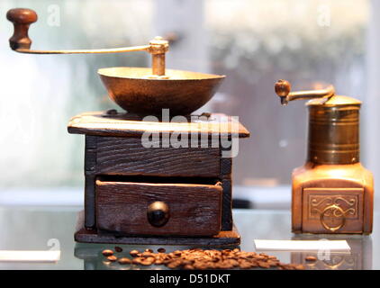 Kaffeemühlen von Anfang des 19. Jahrhunderts sind in Aachen, Deutschland, 2. Dezember 2010 ausgestellt. Erstreckt sich unsere Vorfahren, die vor 300 Jahren beim Anblick der Kaffee im Pappbecher mit Kunststoff gehen die Stirn gerunzelt haben würde. Kaffee war eine Gesellschaft im 18. Jahrhundert. Es war Exquisit Tassen mit kleinen Löffeln, eine beträchtliche Menge an Zucker und viel Milch entnommen. Das Couvent Museum in Stockfoto