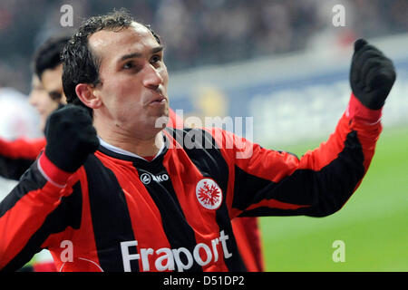 Fußball Bundesliga 15. Spieltag: Eintracht Frankfurt - FSV Mainz 05 bin Samstag (04.12.2010) in der Commerzbank-Arena in Frankfurt am Main. Frankfurts Theofanis Gekas Jubelt Nach seit Elfmetertreffer Zum 2:1. Foto: Marius Becker Dpa/Lhe (Achtung Sperrfrist! Die DFL Erlaubt Die Weiterverwertung der Bilder Im IPTV, Mobilfunk Und Durch Sonstige Neue Technologieentwicklungsfähigkeit Erst Zwei Stunden Nach S Stockfoto