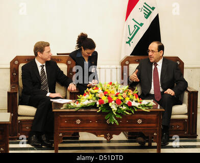 Deutscher Außenminister Guido Westerwelle (L) und des Iraks Prime Minister Nuri Al-Maliki (r) sprechen in Bagdad, Irak, 4. Dezember 2010. Westerwelle versprach bei seinem unerwarteten und kurzen Besuch deutscher Hilfe für den Wiederaufbau des Irak. Er appellierte an die Irak-Parteien, Voraussetzungen für einen stabilen Zustand. Der Besuch erfolgt unter strengen Polizeischutz und der Plan für den Besuch w Stockfoto