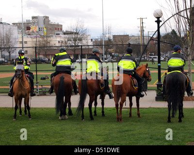 Seattle Polizei-Abteilung Offiziere auf Pferde an einem Anti montiert Polizei Demo in Seattle, Washington, USA Stockfoto