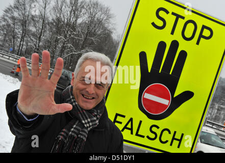 Traffic Bundesminister Peter Ramsauer steht an einer Kreuzung der Autobahn eine Hinweistafel zur Verringerung der Häufigkeit der Autofahrer fahren gegen den Verkehr in Siegsdorf, Deutschland, 4. Dezember 2010 gemeint ist. Der Pilot projet beginnt in ganz Deutschland. Foto: Peter Kneffel Stockfoto