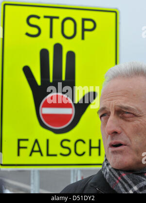 Traffic Bundesminister Peter Ramsauer steht an einer Kreuzung der Autobahn eine Hinweistafel zur Verringerung der Häufigkeit der Autofahrer fahren gegen den Verkehr in Siegsdorf, Deutschland, 4. Dezember 2010 gemeint ist. Der Pilot projet beginnt in ganz Deutschland. Foto: Peter Kneffel Stockfoto