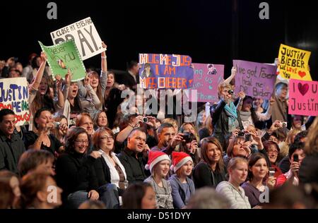 Weiblichen Fans halten Schilder für Justin Bieber während der TV-Show "Wetten, dass..?" in Düsseldorf, 4. Dezember 2010. Aber der Popstar nicht durchführen. Wette-Kandidat Samuel Koch hatte versucht, über ein fahrendes Auto zu springen, während der ZDF show "Wetten, dass..?". Bei seinem vierten Versuch er kollidierte mit dem Fahrzeug und regungslos auf den Boden legen. Die Show war einzustellen Stockfoto