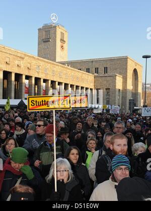 Menschen zeigen mit-Zeichen vor der Hauptbahnhof in Stuttgart, Deutschland, 4. Dezember 2010. Wieder, haben Tausende von Menschen getroffen, um gegen das Projekt Stuttgart 21 zu demonstrieren. Die Polizei 3000 Leute gezählt. Foto: Marijan Murat Stockfoto