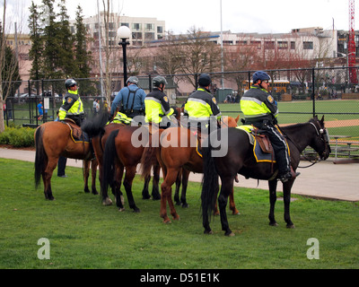 Seattle Polizei-Abteilung Offiziere auf Pferde an einem Anti montiert Polizei Demo in Seattle, Washington, USA Stockfoto