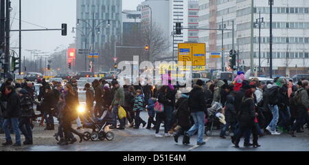 Menschen gehen Weihnachts-shopping am Alexanderplatz und überqueren Sie die Straße zwischen dem Einkaufszentrum "Alexa" und dem Einkaufszentrum Galeria Kaufhof am zweiten Sonntag im Advent in Berlin, Deutschland, 5. Dezember 2010. Die Geschäfte in der Stadt waren am Sonntag geöffnet. Aufgrund der wirtschaftlichen Situation erwarten des Einzelhändlers Union eine totale Umsatzsteigerung um 2,5 Prozent. Foto: Soeren Stache Stockfoto