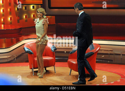 Model Sylvie van der Vaart und Moderator Guenther Jauch Rede während der Aufzeichnung der RTL TV-show "2010! Menschen, Bilder, Emotionen in den Studios in Hürth, Deutschland, 5. Dezember 2010. Foto: Horst Ossinger Stockfoto