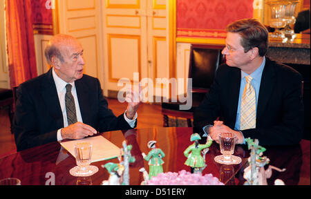 German Foreign Minister Guido Westerwelle (R) und ehemaligen französischen Präsidenten Valery Giscard d ' Estaing (R) besuchen eine Vernissage von deutschen Maler Neo Rauch im Palais Beauharnais, die Residenz der deutschen Botschaft in Paris, Frankreich, 7. Dezember 2010. Der Künstler schuf das Gemälde "Geretteten" 2 x 3 Meter vor allem für die Botschaft. Die Bilder bleiben in Frankreich für ein p Stockfoto