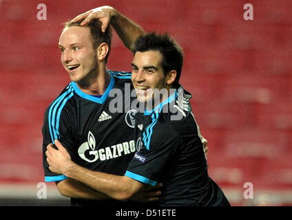 Schalke Jose Manuel Jurado (R) feiert mit Ivan Rakitic nach seinem Tor zum 1: 0 während der während der UEFA Champions League Gruppe B-match zwischen Benfica Lissabon und FC Schalke 04 im Stadion Luz in Lissabon, Portugal, 7. Dezember 2010. Foto: Federico Gambarini dpa Stockfoto