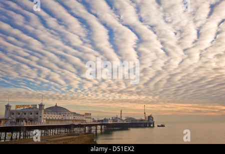 Pier von Brighton England mit wunderschönen Sonnenuntergang im Winter und Licht spiegelt sich im Meer Stockfoto