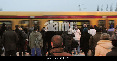 Passagiere verlassen eine s-Bahn am Bahnhof Ostkreuz in Berlin, Deutschland, 9. Dezember 2010. Schneefall verursachte Verspätungen und Annullierungen von Zügen in den letzten Tagen. Foto: Hannibal Stockfoto