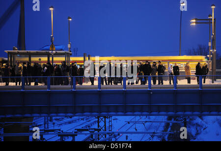 Passagiere warten für eine s-Bahn (S-Bahn) am Bahnhof Ostkreuz in Berlin, Deutschland, 9. Dezember 2010. Schneefall verursachte Verspätungen und Annullierungen von Zügen in den letzten Tagen. Foto: Hannibal Stockfoto