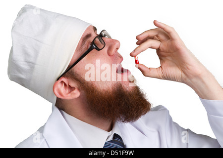 Porträt von nachdenklich männlichen Arzt hält eine Pille auf weißem Hintergrund junger Arzt in Gläsern mit einem Tablet in der hand Stockfoto