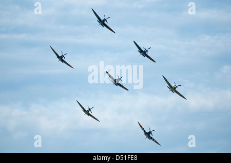 Eine Gruppe von sieben Spitfire-Flugzeuge fliegen in Formation, frontal betrachtet. Stockfoto