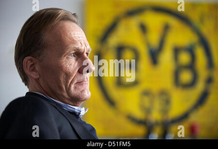 Borussia Dortmund-CEO Hans-Joachim Watzke gibt ein Interview in seinem Büro in Dortmund, Deutschland, 9. Dezember 2010. Foto: Bernd Thissen Stockfoto