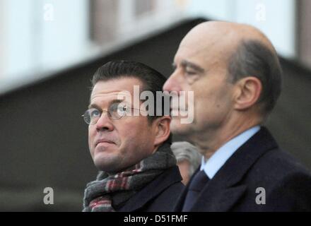 French Defence Minister Alain Juppe (R) und deutsche Verteidigung Minister Karl-Theodor Zu Guttenberg besuchen ein Appell der deutschen Truppen der deutsch-französischen Brigade in Straßburg, Frankreich, 10. Dezember 2010. 600 deutsche Soldaten der deutsch-französischen Brigade werden im französischen Illkirch-Graffenstaden stationiert zu bekommen. Foto: MARIJAN MURAT Stockfoto