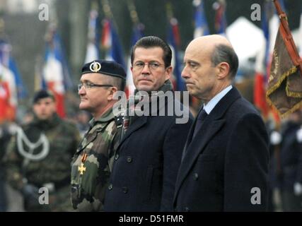 (L, R:) Kommandeur der deutsch-französischen Brigade General Philippe Chalmel, German Defence Minister Karl-Theodor Zu Guttenberg und französische Verteidigung Außenminister Alain Juppé besuchen ein Appell der deutschen Truppen der deutsch-französischen Brigade in Straßburg, Frankreich, 10. Dezember 2010. 600 deutsche Soldaten der deutsch-französischen Brigade werden im französischen Illkirch-Graffenstaden stationiert zu bekommen. Foto: MAR Stockfoto