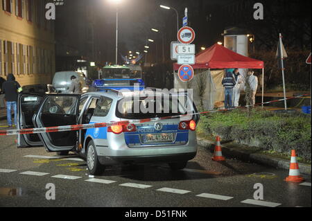 Nach einem gescheiterten Banküberfall hat die Polizei den Tatort in Karlsruhe, Deutschland, 10. Dezember 2010 abgeriegelt. Die beiden Bankräuber, ein Mann und eine Frau wurden von Polizisten getötet, nachdem sie eröffneten das Feuer und eine Polizistin verletzt. Foto: RONALD WITTEK Stockfoto