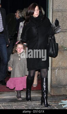 Dänische Kronprinzessin Mary und Prinzessin Isabella lassen Sie nach dem Besuch einer Ballettaufführung im Tivoli in Kopenhagen, 10. Dezember 2010. Foto: Albert Nieboer Niederlande Stockfoto