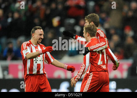 Münchens Franck Ribery (L) jubelt mit Thomas Mueller und Philipp Lahm nach der 2: 0-Ziel während der deutschen Bundesliga Spiel FC Bayern München Vs FC St. Pauli in der Allianzarena in München, Deutschland, 11. Dezember 2010. Foto: Andreas Gebert Stockfoto