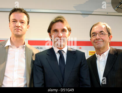 Bruno Labbadia (C) präsentiert sich als neuen Cheftrainer des VfB Stuttgart vom Präsidenten des Club Erwin Staudt (R) und Sport-Manager Fredi Bobic (L) bei einer Pressekonferenz in der Mercedes-Benz Arena in Stuttgart, Deutschland, 12. Dezember 2010. Zwei Tage nach Stuttgart 1: 2-Niederlage gegen Hannover 96, kündigt der Verein zum Teil mit Coach J. Keller. Foto: Bernd Weissbrod Stockfoto