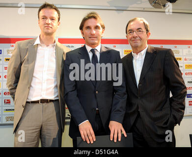 Bruno Labbadia (C) präsentiert sich als neuen Cheftrainer des VfB Stuttgart vom Präsidenten des Club Erwin Staudt (R) und Sport-Manager Fredi Bobic (L) bei einer Pressekonferenz in der Mercedes-Benz Arena in Stuttgart, Deutschland, 12. Dezember 2010. Zwei Tage nach Stuttgart 1: 2-Niederlage gegen Hannover 96, kündigt der Verein zum Teil mit Coach J. Keller. Foto: Bernd Weissbrod Stockfoto