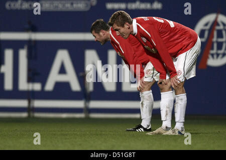 Mainz "Florian Heller und Niko Bungert (vorne) sind nach dem Schlusspfiff der Bundesliga Spiel FSV Mainz 05 vs. FC Schalke 04 am Bruchweg-Stadion in Mainz, Deutschland, 12. Dezember 2010 abgebildet. Foto: Fredrik von Erichsen (Achtung: EMBARGO Bedingungen! Die DFL ermöglicht die weitere Nutzung der Bilder im IPTV, mobile Dienste und anderen neuen Technologien erst frühestens Stockfoto