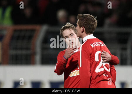 Mainz "Lewis Holtby (L) tröstet Niko Bungert nach dem Schlusspfiff der Bundesliga Spiel FSV Mainz 05 vs. FC Schalke 04 am Bruchweg-Stadion in Mainz, Deutschland, 12. Dezember 2010. Foto: Fredrik von Erichsen (Achtung: EMBARGO Bedingungen! Die DFL ermöglicht die weitere Nutzung der Bilder im IPTV, mobile Dienste und anderen neuen Technologien erst frühestens zwei Stunden nach achtern Stockfoto