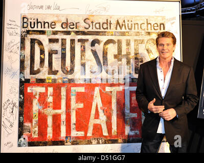 US-Schauspieler und Musiker David Hasselhoff signiert Autogramm Board des Theaters und stellt seine neue Tournee "The Hoff is back!" in München, 13. Dezember 2010. In der Show führt er zusammen mit seinen beiden Töchtern. Foto: Marc Müller Stockfoto