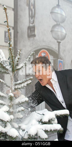 US-Schauspieler und Musiker David Hasselhoff posiert und präsentiert seine neue Tournee "The Hoff is back!" in München, 13. Dezember 2010. In der Show führt er zusammen mit seinen beiden Töchtern. Foto: Marc Müller Stockfoto