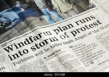Überschrift auf Einwände gegen einen Windpark in der Nähe von Bardon Mill, Northumberland, auf der Titelseite der Zeitung Hexham Courant. Stockfoto