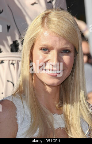 Oscar-prämierten US-Schauspielerin Gwyneth Paltrow lächelt Fans vor ihren Stern auf dem Hollywood Walk of Fame in Hollywood, Kalifornien, USA, 13. Dezember 2010. Paltrow gewann eine beste Schauspielerin Oscar für ihre Rolle in "Shakespeare in Love" und erscheint in der Rolle des Landes Crooner Kelly Canter in dem Film "Country Strong", die premiere in Los Angeles und Nashville auf 22 Stockfoto