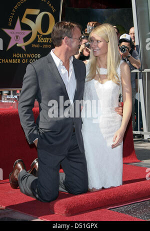 Oscar-prämierten US-Schauspielerin Gwyneth Paltrow posiert mit US-Country-Sänger Tim McGraw, wie sie während einer Zeremonie auf dem Hollywood Walk of Fame in Hollywood, Kalifornien, USA, 13. Dezember 2010 vor ihr Stern darstellen. Paltrow gewann eine beste Schauspielerin Oscar für ihre Rolle in Shakespeare in der Liebe und in der Rolle des Landes Crooner Kelly Canter in dem Film "Country Strong" erscheint die Stockfoto