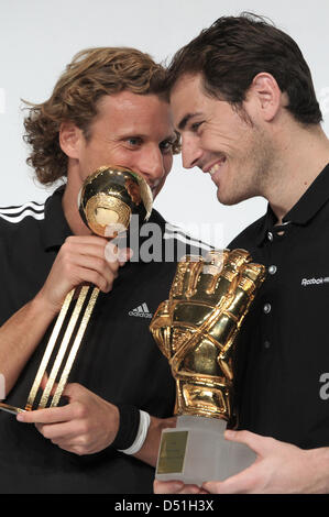 Die Preisträger des FIFA World Cup 2010 Awards posieren mit ihren Trophäen (L-R) Diego Forlan mit goldenen Ball für den besten Spieler und Iker Casillas mit goldenen Handschuh für die beste Torhüter bei den FIFA World Cup 2010 Awards in Herzogenaurach, Deutschland, 14. Dezember 2010. Anscheinend, Diego Forlan erhält den goldenen Ball, Iker Casillas die Golden Glove und Thomas Mueller den goldenen Schuh. Phot Stockfoto