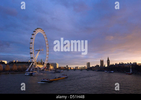 London Eye, Themse, Houses of Parliament und Big Ben von Hungerford Bridge bei Sonnenuntergang, London, England, UK, GB Stockfoto