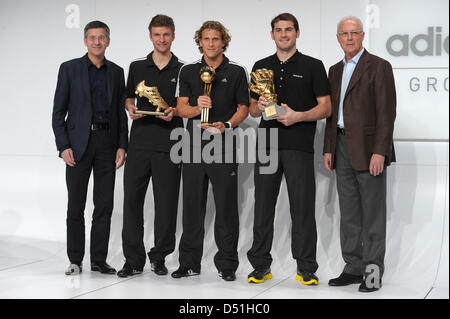 Herbert Hainer (L-R) Vorstandsvorsitzender der Sportswear Unternehmen Adidas AG, Fußballspieler Thomas Mueller, uruguayischer Fußballspieler Diego Forlan, spanischen Nationaltorwart Iker Casillas und FIFA-Vertreter Franz Beckenbauer neben einander bei der Preisverleihung der besten Spieler der FIFA-WM 2010 in der Firmenzentrale von stehen einem Stockfoto