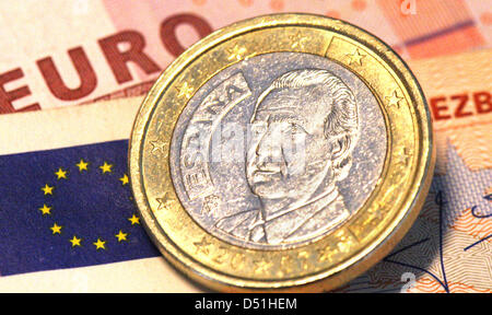 Ein Datei-Bild vom 9. März 2010 zeigt eine spanische ein-Euro-Münze befindet sich auf Euro-Scheine in Frankfurt Main, Deutschland. Der Euro ist unter die Marke von 1,33 US-Dollar am 15. Dezember 2010 gefallen. Die Rating-Agentur prognostiziert Moody es eine weitere Herabstufung der Kreditwürdigkeit Spaniens. Foto: Tobias Kleinschmidt Stockfoto