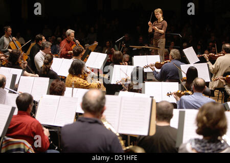 Junge Dirigentin Mirga Grazinyte (Rückseite C) probt mit dem Beethoven-Orchester auf der Beethovenhall in Bonn, Deutschland, 15. Dezember 2010. Dirigent Kurt Masur führt einen Kurs für drei internationale oben und kommenden Leitern, wo lernen sie Ludwig van Beethovens Neunte Sinfonie zwischen 13 und 16 Dezember 2010. Foto: Rolf Vennenbernd Stockfoto