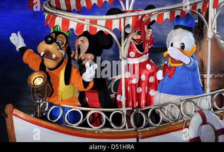 Eis-Ruhr gekleidet wie Goofy, Minnie Mouse, Mickey Mouse und Donald Duck Tanz über das Eis im Velodrom in Berlin, Deutschland, 16. Dezember 2010. Bis 27. Dezember 2010 Mickey Mouse und seine Freunde tanzen auf dem Eis bei der Revue "Disney on Ice" in Berlin und Oberhausen. Foto: Tim Brakemeier Stockfoto