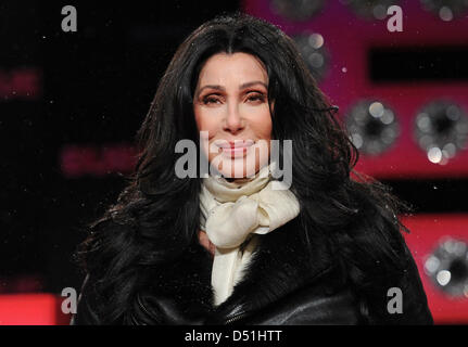 US-Sängerin und Schauspielerin Cher besucht die Deutschland-Premiere des Films "Burlesque" in Berlin, Deutschland, 16. Dezember 2010. "Burlesque" ist in den deutschen Kinos ab 6. Januar 2011 auf. Foto: Jens Kalaene Stockfoto