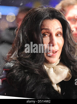 US-Sängerin und Schauspielerin Cher besucht die Deutschland-Premiere des Films "Burlesque" in Berlin, Deutschland, 16. Dezember 2010. "Burlesque" ist in den deutschen Kinos ab 6. Januar 2011 auf. Foto: Jens Kalaene Stockfoto
