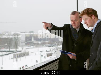 Großbritanniens Prince Harry (R) hört, Axel Klausmeier, Leiter der Berliner Mauer Memorial Fund, sie besuchen die Gedenkstätte Berliner Mauer von einer Aussichtsplattform am Bernauer Straße in Berlin, 19. Dezember 2010. Die Gedenkstätte erinnert sich Todesopfer an der Berliner Mauer oder durch den Versuch, die Grenze zwischen Ost- und West-Berlin. Foto: THOMAS PETER Stockfoto