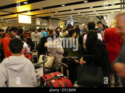 Passagiere werden am Flughafen Heathrow in London, Großbritannien, 19. Dezember 2010 fest. Winterliche hat Wetter Chaos auf Europas größtem Flughafen verursacht. Foto: Cordula Donhauser Stockfoto