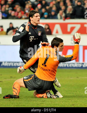 Münchner Mario Gomez (R) erzielt das 1: 0-Tor gegen Stuttgarts Torwart Sven Ulreich beim deutschen Bundesliga-Spiel VfB Stuttgart Vs FC Bayern München in der Mercedes-Benz-Arena in Stuttgart, Deutschland, 19. Dezember 2010. Foto: Bernd Weissbrod (Achtung: EMBARGO Bedingungen! Die DFL ermöglicht die weitere Nutzung der Bilder im IPTV, mobile Dienste und andere neue Technologien Stockfoto