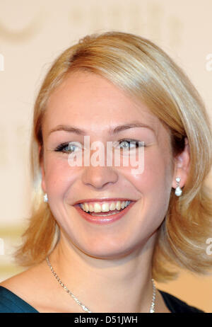 Biathletin Magdalena Neuner besucht den roten Teppich vor der Ankündigung der "Deutschlands Sportler des Jahres" im Kurhaus in Baden-Baden, Deutschland, 19. Dezember 2010. Foto: Patrick Seeger Stockfoto