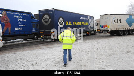 Mehrere LKWs steht auf einem Parkplatz in der Nähe der Autobahn in Aachen, Deutschland, 20. Dezember 2010. Ein LKW-Fahrverbot wurde für den Bundesstaat North Rhine-Westphalia angekündigt. Wegen schlechten Wetters dürfen alle LKW über 7,5 t nicht fahren im Moment. Foto: Jörg Carstensen Stockfoto