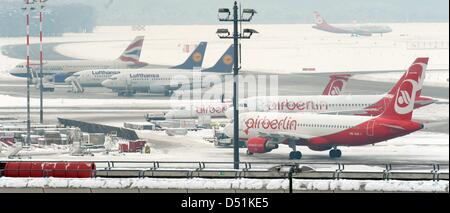 Flugzeuge von verschiedenen Fluggesellschaften stehen auf der Landebahn des Flughafens Berlin-Tegel in Berlin, Deutschland, 21. Dezember 2010. 32 Stornierungen werden am Flughafen Tegel am 21. Dezember 2010 erwartet. Foto: Rainer Jensen Stockfoto