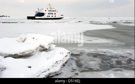 Fähre "Vitte" Köpfe vom Fährhafen Shaprode der Insel Rügen zum Hafen Vitte auf der Insel Hiddensee, Deutschland, 21. Dezember 2010. Die Reederei hat Hiddensee eine sogenannte Eis-Fahrplan umgestellt, da viele Teile der Strecke mit dickem Eis bedeckt sind. Foto: Stefan Sauer Stockfoto